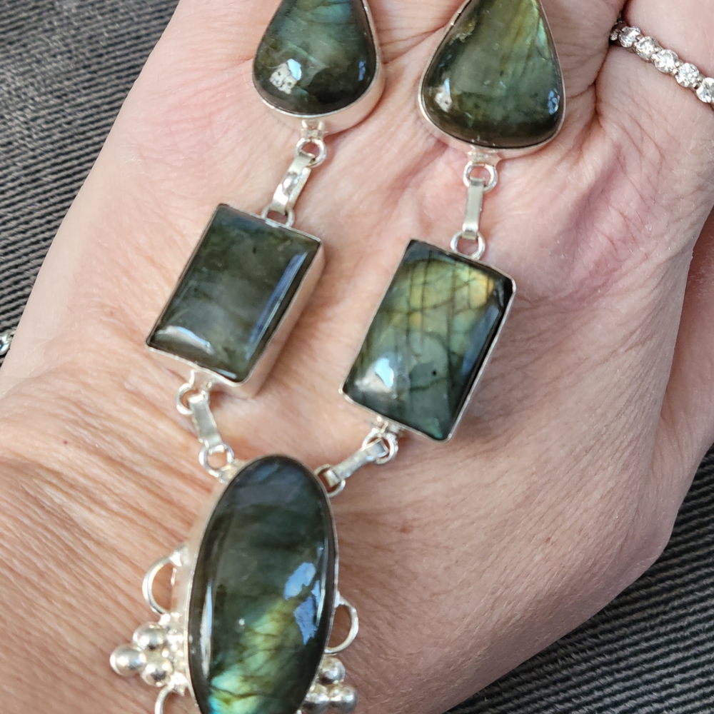Elegant Silver Labradorite Necklace - Picture 4 of 8